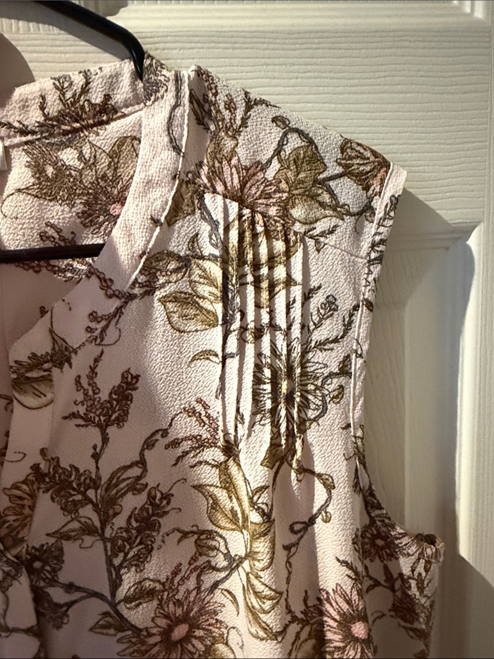 79 -  Pale Pink Floral Sleeveless V-Neck Blouse - Picture 6 of 8